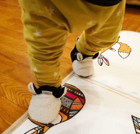 Soft, non-slip walking shoes for babies with a little lamb motif – Winterwonder