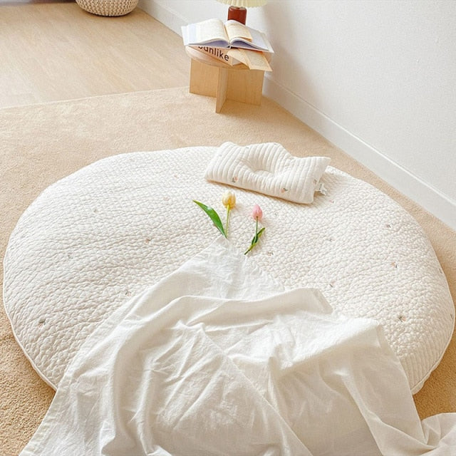 Padded cotton crawling mat for babies with embroidered animal motif – 80 cm