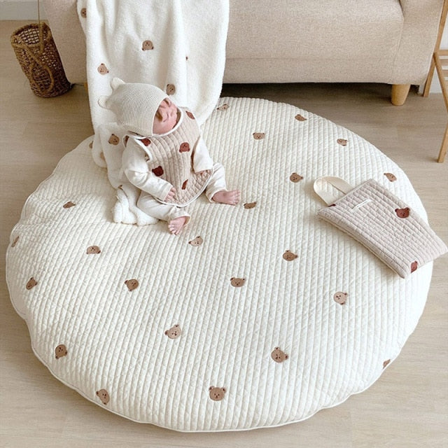 Padded cotton crawling mat for babies with embroidered animal motif – 80 cm