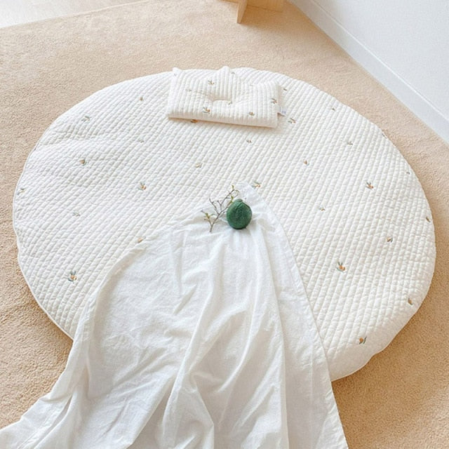 Padded cotton crawling mat for babies with embroidered animal motif – 80 cm