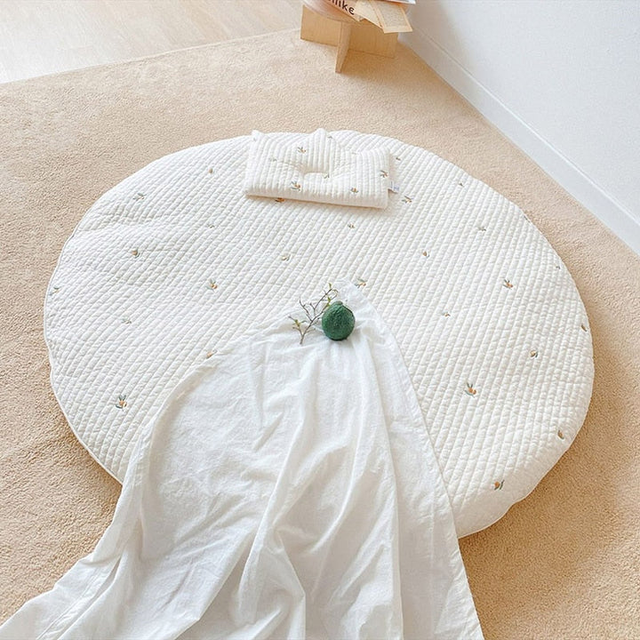 Padded cotton crawling mat for babies with embroidered animal motif – 80 cm