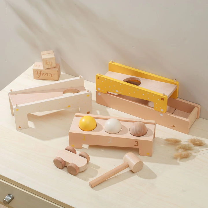 Motorised wooden marble run with hammer and car – Spielschub