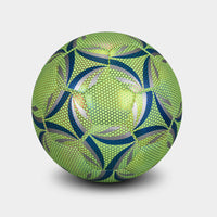 Light-up football with a reflective effect – for fun both day and night