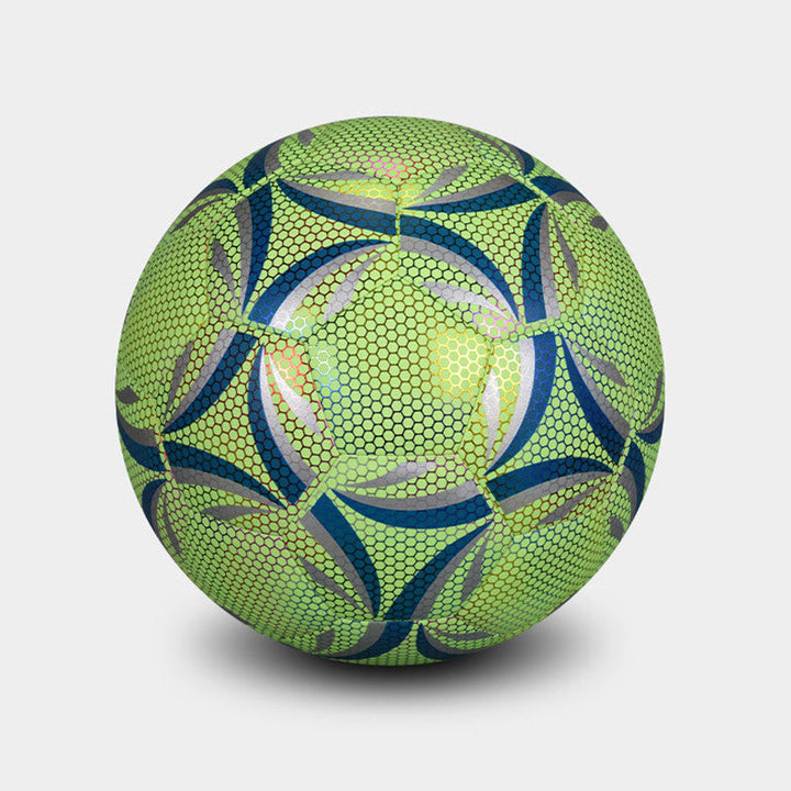 Light-up football with a reflective effect – for fun both day and night