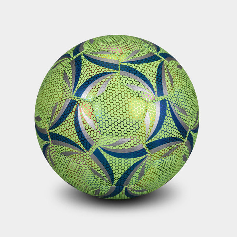 Light-up football with a reflective effect – for fun both day and night