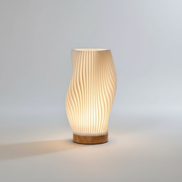 Wellenförmige Tischleuchte - GlowRipple