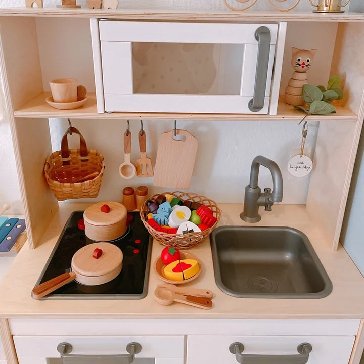 Wooden kitchen toy with a tree‑trunk look for role-play and educational fun