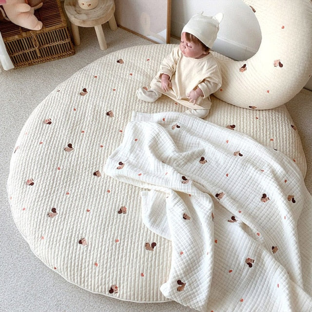Padded cotton crawling mat for babies with embroidered animal motif – 80 cm