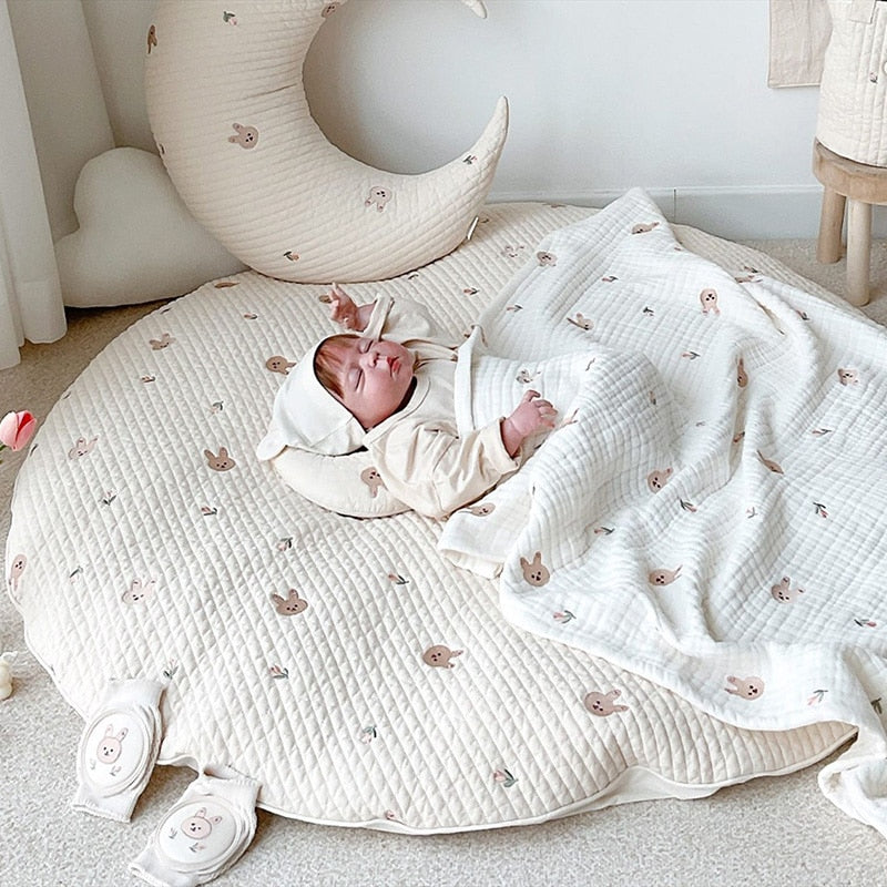 Padded cotton crawling mat for babies with embroidered animal motif – 80 cm