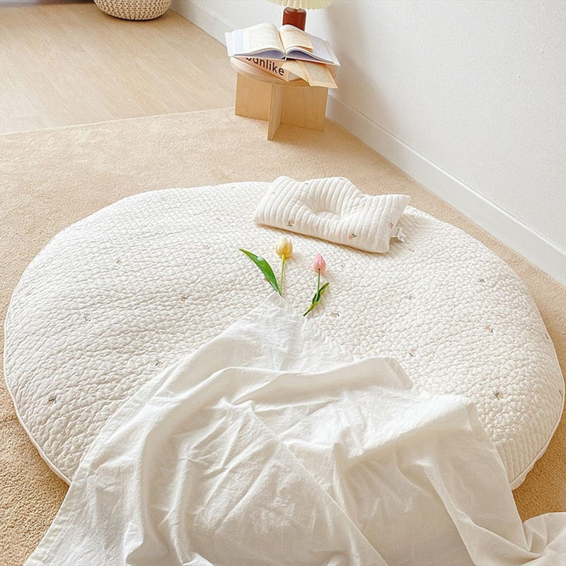 Padded cotton crawling mat for babies with embroidered animal motif – 80 cm