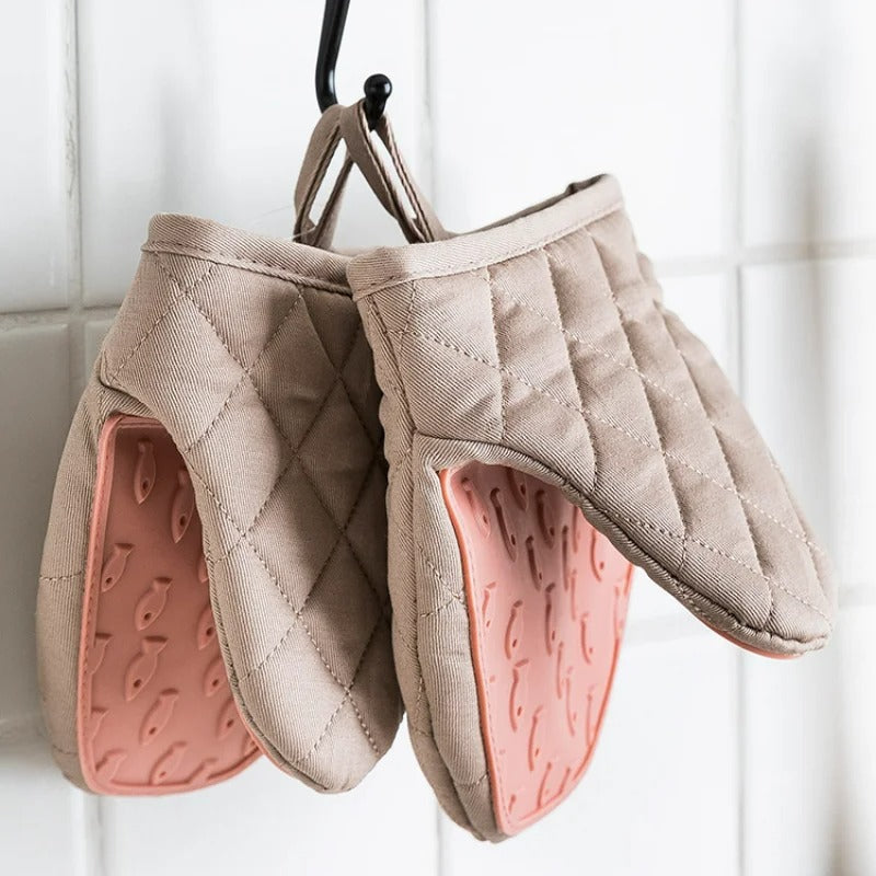 Fish-shaped Silicone Oven Mitt & Multifunctional Kitchen Helper - Finley-Pink-State of Style