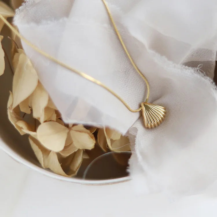 Golden Scallop Flower Necklace - Lilac-State of Style