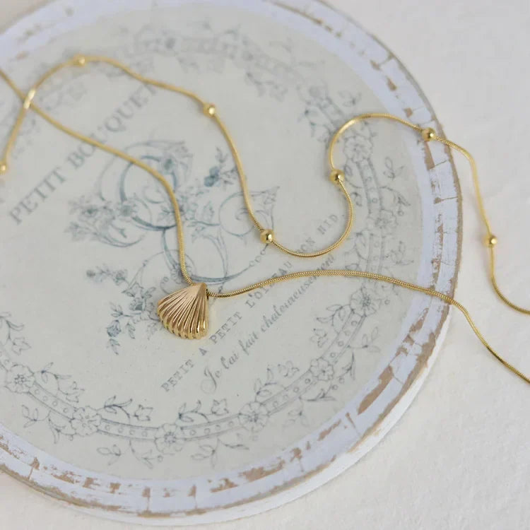 Golden Scallop Flower Necklace - Lilac-State of Style