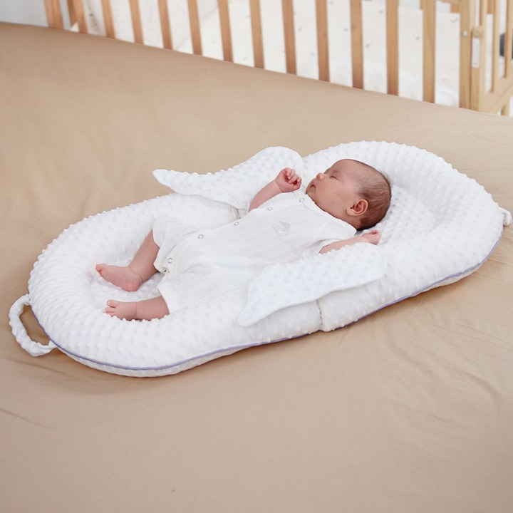 Ergonomic baby nest with back support and mesh sleeping surface – Cosynido