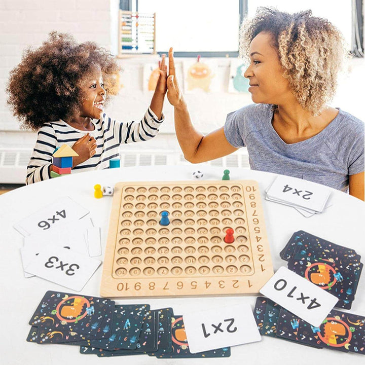 Learning game: wooden board for the 1–10 times tables with cards and dice