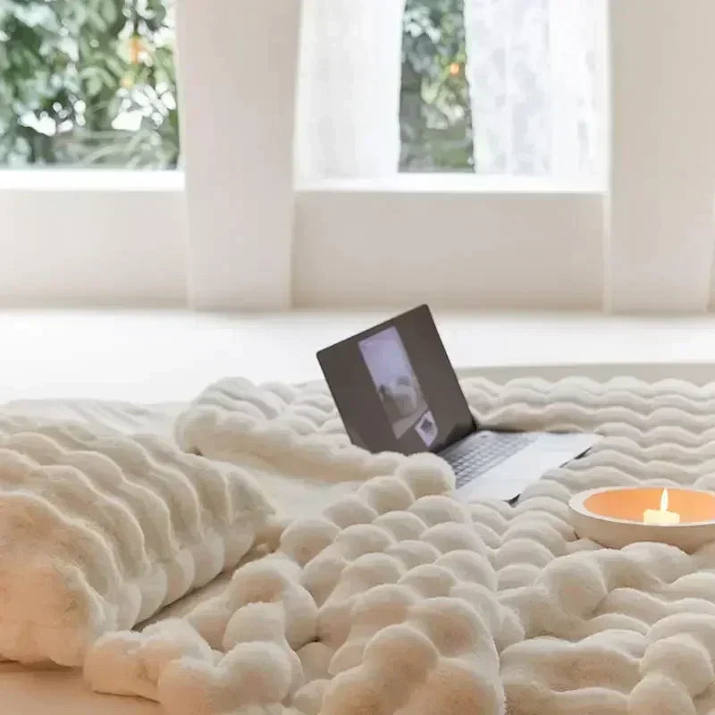 Portable Fluffy Blanket made of Faux Fur - VeluLuxe-White-100x160cm-State of Style