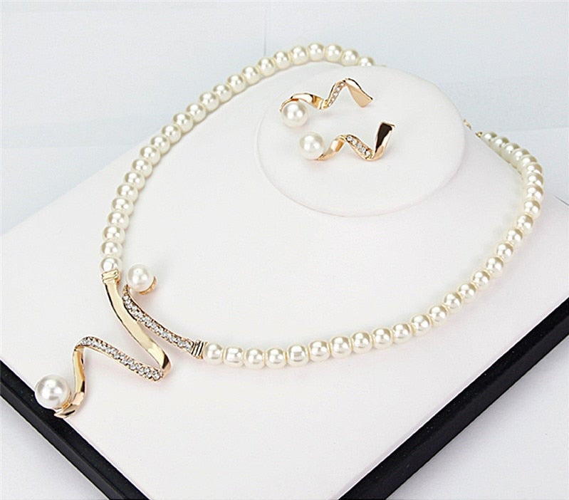 Set of Natural Pearl Necklace and Earrings - Lysanne-State of Style